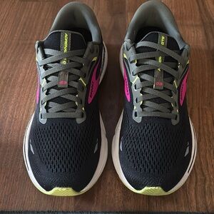 Brooks Adrenaline GTS, Women’s 9.5, black, magenta